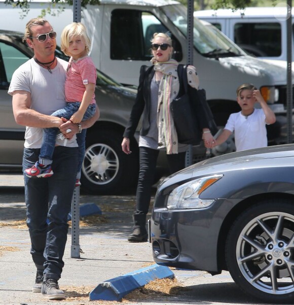 Gwen Stefani, son mari Gavin Rossdale et leurs fils Kingston et Zuma dans les rues de Los Angeles, le 3 avril 2013.