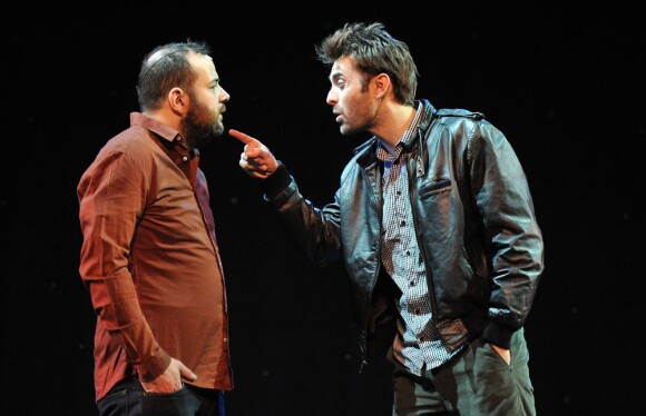 Guillaume Bouchede (Dave) et Sylvain Guitz (Jery) lors du filage de la comédie musicale The Full Monty Le Musical au Théâtre Comedia à Paris le 3 avril 2013.