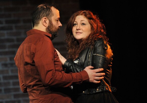 Guillaume Bouchede (Dave) et Juliette Moraine (Georgie) lors du filage de la comédie musicale The Full Monty Le Musical au Théâtre Comedia à Paris le 3 avril 2013.
