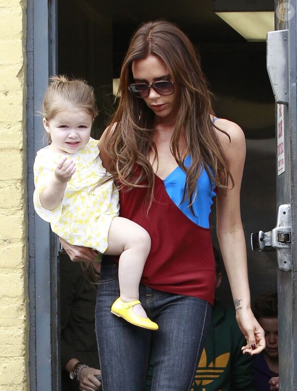 Victoria Beckham emmène ses enfants pour le petit déjeuner au restaurant Jack & Jill's à Beverly Hills, le 4 avril 2013.
