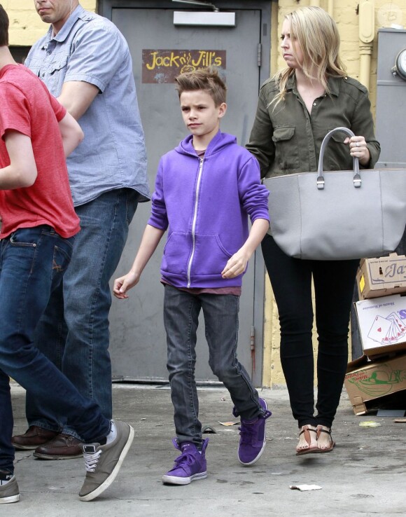 Victoria Beckham emmène ses enfants (Romeo) pour le petit déjeuner au restaurant Jack & Jill's à Beverly Hills, le 4 avril 2013.