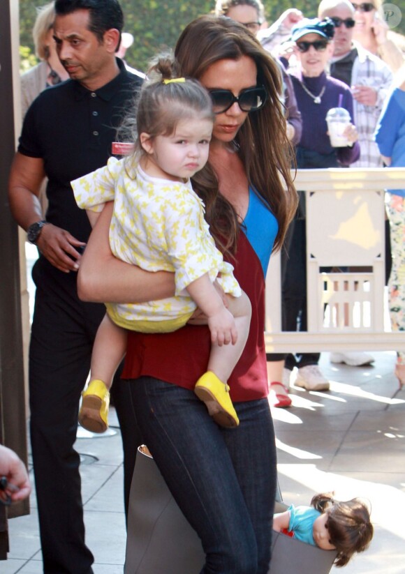 L'ex-Spice Girl Victoria Beckham emmène ses enfants pour le petit déjeuner au restaurant Jack & Jill's à Beverly Hills, le 4 avril 2013.