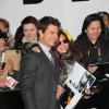 Tom Cruise avec ses fans à la première du film Oblivion à Londres, le 4 avril 2013.