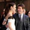 Olga Kurylenko et Tom Cruise radieux à la première du film Oblivion à Londres, le 4 avril 2013.