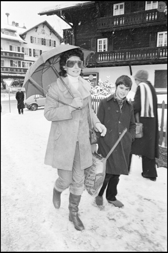 Audrey Hepburn et son fils Luca à Gstaad en décembre 1980. 