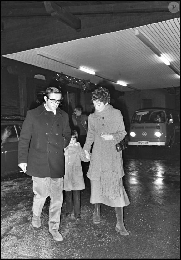 Audrey Hepburn, son mari Andrea Dotti et leurs fills Luca à Gstaad en 1975. 