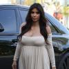 Kim Kardashian est une adepte des tenues sexy même si son poids de femme enceinte ne le lui permet pas franchement. Ayant apparemment pris conscience qu'il était temps qu'elle s'habille en conséquence, la starlette a fait l'erreur de sortir une robe rideau. D'où la mine défaite ?
