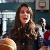 Kate Middleton doit avoir plein de questions qui lui trottent dans la tête au quotidien. Quelle tenue porter ? Quel est le sexe de mon bébé ? (Bon, ça on parie qu'elle sait)... Mais à la voir, bouche bée, un ballon de basket à la main lors d'une visite au centre de loisirs Donald Dewar de Glasgow, le 4 avril, elle semble surtout se demander : Mais qu'est-ce que vous voulez que je fasse de ça ? Un panier duchesse, un panier !