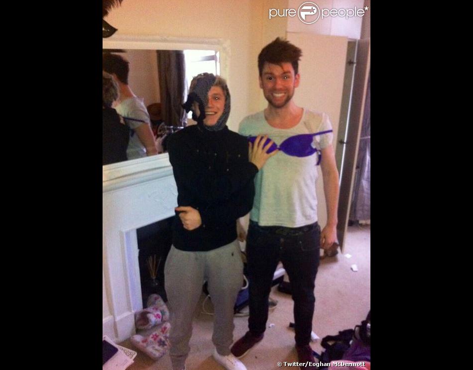 Niall Horan aime les seins apparemment. Ou le travestissement, on