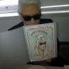 Karl Lagerfeld est-il en passe de récolter le prix du Little Monster N°1 ? C'est en tout cas ce que peut laisser penser la photo postée par Lady Gaga  sur Twitter montrant que le couturier avec une carte d'anniversaire à l'adresse de la chanteuse pour ses 27 ans.