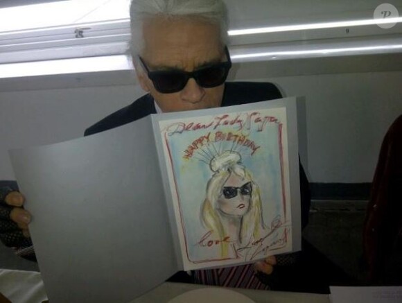 Karl Lagerfeld est-il en passe de récolter le prix du Little Monster N°1 ? C'est en tout cas ce que peut laisser penser la photo postée par Lady Gaga  sur Twitter montrant que le couturier avec une carte d'anniversaire à l'adresse de la chanteuse pour ses 27 ans.