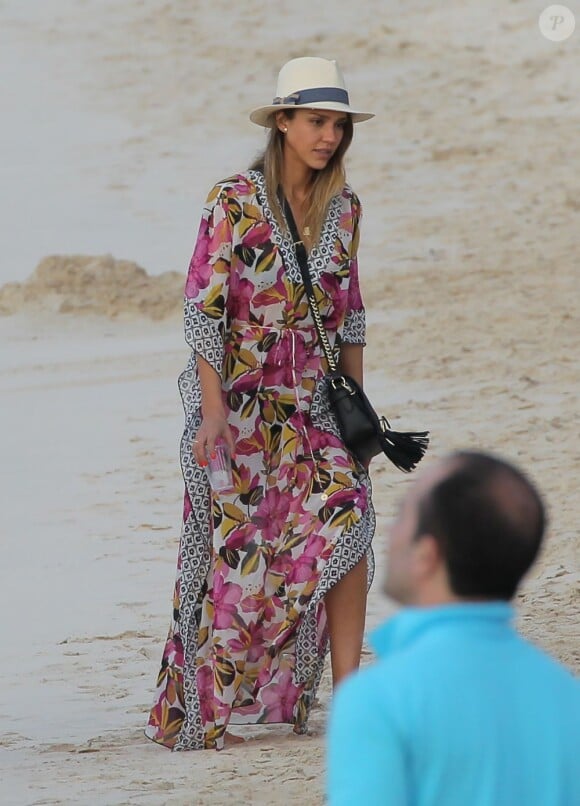 Jessica Alba se promène sur une plage et fait du shopping  Saint-Barthélemy le 3 avril 2013.