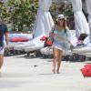 Jessica Alba et Cash Warren arrivent sur une plage de Saint-Barthélemy le 4 avril 2013