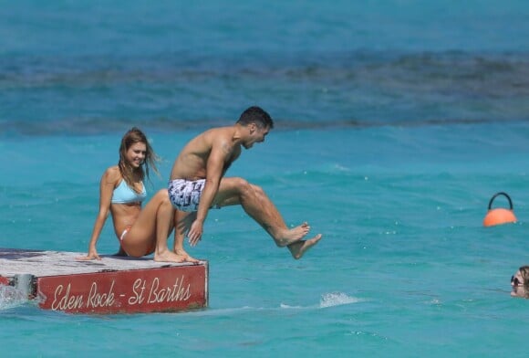 Jessica Alba et Cash Warren en vacances sur une plage de Saint-Barthélemy le 4 avril 2013.