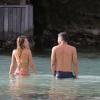 Jessica Alba et Cash Warren font des plongeons à Saint-Barthélemy le 5 avril 2013.