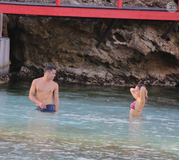 L'actrice Jessica Alba et Cash Warren font des plongeons à Saint-Barthélemy le 5 avril 2013.