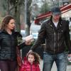 Robin van Persie se balade avec son épouse Bouchra et sa fille Dina Layla (3 ans) à Wilmslow, le 2 avril 2013.