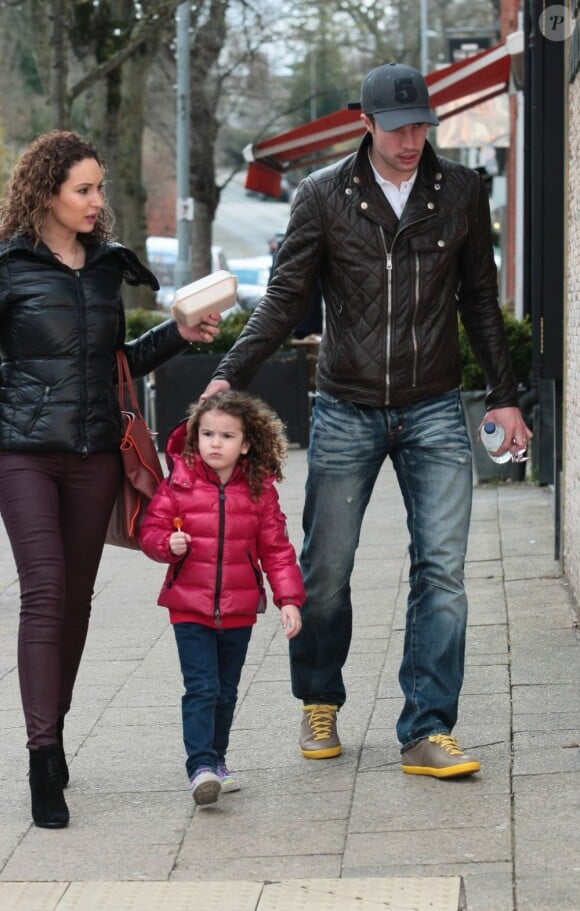 Robin van Persie se balade avec son épouse Bouchra et sa fille Dina Layla (3 ans) à Wilmslow, le 2 avril 2013.