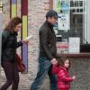 Robin van Persie se balade avec sa femme Bouchra et sa fille Dina Layla (3 ans) à Wilmslow, le 2 avril 2013.