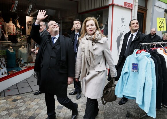 François Hollande et Valérie Trierweiler dans les rues de Tulle, le samedi 6 avril 2013.