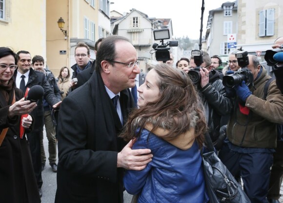 François Hollande dans les rues de Tulle, le samedi 6 avril 2013.