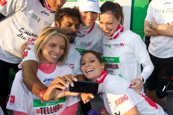 Une photo souvenir avec Satya Oblet pour les Miss Laury Thilleman, Marine Lorphelin, Sylvie Tellier, Laetitia Bleger, au 37e Marathon de Paris, qu'elles ont couru pour Mécénat Chirurgie Cardiaque le 7 avril 2013.