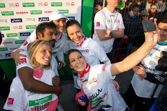 Photo souvenir avec Satya Oblet pour les Miss Laury Thilleman, Marine Lorphelin, Sylvie Tellier, Laetitia Bleger, au 37e Marathon de Paris, qu'elles ont couru pour Mécénat Chirurgie Cardiaque le 7 avril 2013.