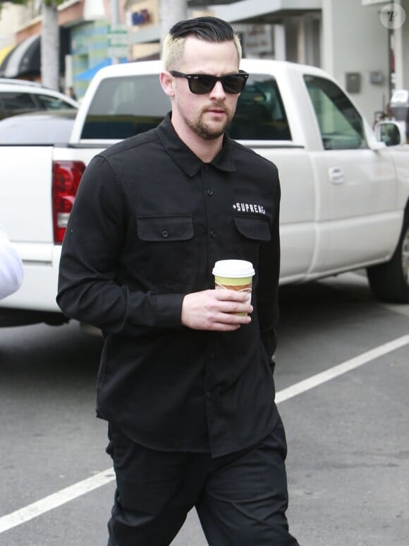 Joel Madden boit son café dans les rues de Beverly Hills, le 18 mars 2013.