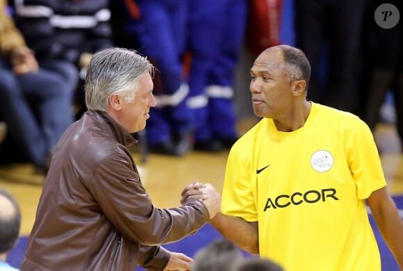 Carlo Ancelotti et Antoine Kombouaré lors de la 10e édition du Trophée Gol de Letra au stade Marcel Cerdan de Levallois-Perret, le 7 avril 2013.