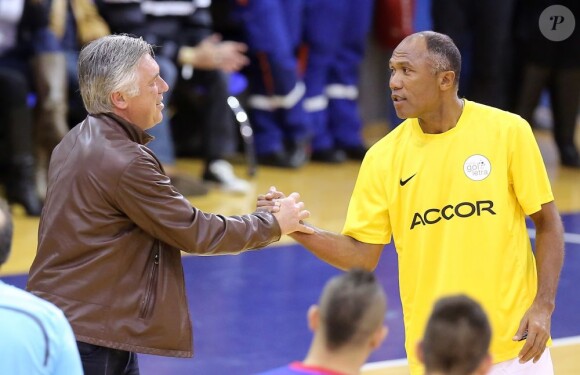 Carlo Ancelotti et Antoine Kombouaré lors de la 10e édition du Trophée Gol de Letra au stade Marcel Cerdan de Levallois-Perret, le 7 avril 2013.