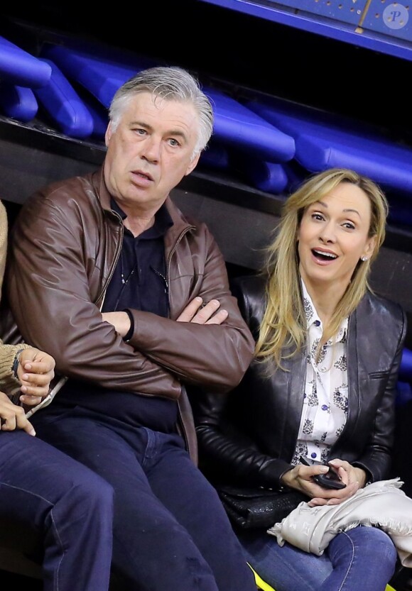 Carlo Ancelotti et sa compagne lors de la 10e édition du Trophée Gol de Letra au stade Marcel Cerdan de Levallois-Perret, le 7 avril 2013.