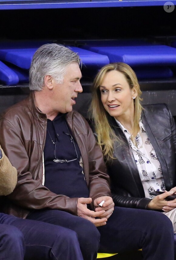 Carlo Ancelotti et sa compagne lors de la 10e édition du Trophée Gol de Letra au stade Marcel Cerdan de Levallois-Perret, le 7 avril 2013.