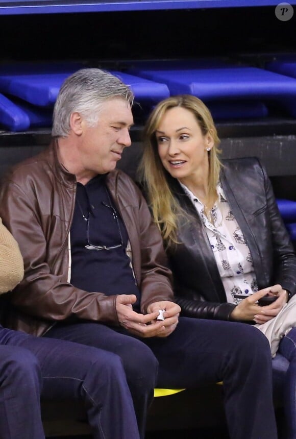 Carlo Ancelotti et sa compagne lors de la 10e édition du Trophée Gol de Letra au stade Marcel Cerdan de Levallois-Perret, le 7 avril 2013.