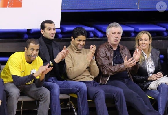 Lucas Moura, Nasser Al-Khelaïfi, Carlo Ancelotti et sa compagne lors de la 10e édition du Trophée Gol de Letra au stade Marcel Cerdan de Levallois-Perret, le 7 avril 2013.