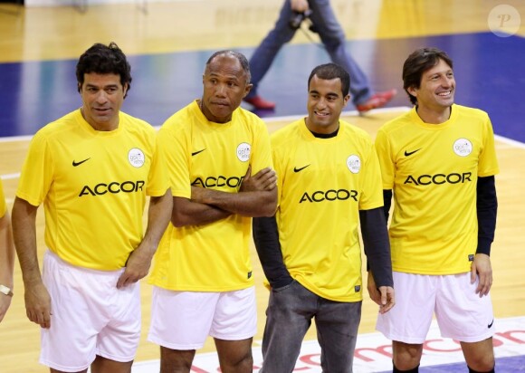 Rai, Antoine Kombouare, Lucas Moura et Leonardo lors de la 10e édition du Trophée Gol de Letra au stade Marcel Cerdan de Levallois-Perret, le 7 avril 2013.