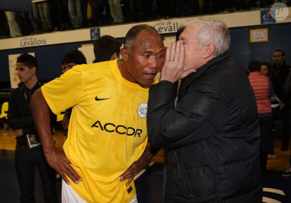 Antoine Kombouaré et Luis Fernandez lors de la 10e édition du Trophée Gol de Letra au stade Marcel Cerdan de Levallois-Perret, le 7 avril 2013.