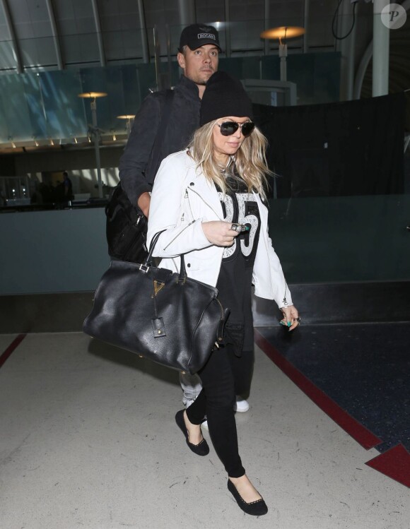 Fergie, enceinte, et son mari Josh Duhamel à l'aéroport de Los Angeles, le 8 avril 2013.