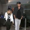 Fergie, enceinte, et son mari Josh Duhamel de retour du Brésil à l'aéroport de Los Angeles, le 8 avril 2013.