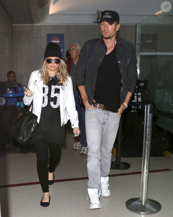 Fergie, enceinte, et son mari Josh Duhamel de retour du Brésil à l'aéroport de Los Angeles, le 8 avril 2013.