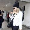 Fergie, enceinte, et son mari Josh Duhamel arrivent à l'aéroport de Los Angeles, le 8 avril 2013.