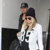 Fergie, enceinte, et son mari Josh Duhamel arrivent à l'aéroport de Los Angeles, le 8 avril 2013.