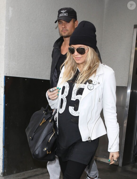 Fergie, enceinte, et son mari Josh Duhamel arrivent à l'aéroport de Los Angeles, le 8 avril 2013.