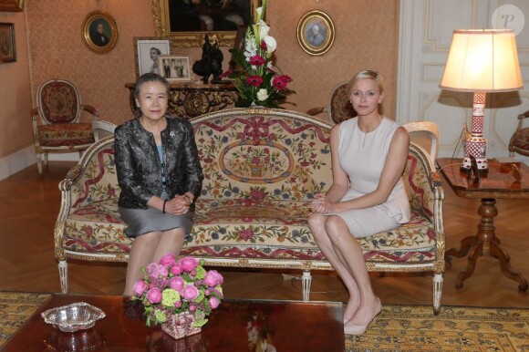 La princesse Charlene de Monaco s'entretenant avec Ban Soon-taek au palais princier, le 3 avril 2013.