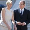 Le prince Albert II et la princesse Charlene de Monaco lors de la réception du Secrétaire général des Nations unies Ban Ki-moon et son épouse Soon-taek dans la cour d'honneur du palais princier, le 3 avril 2013.