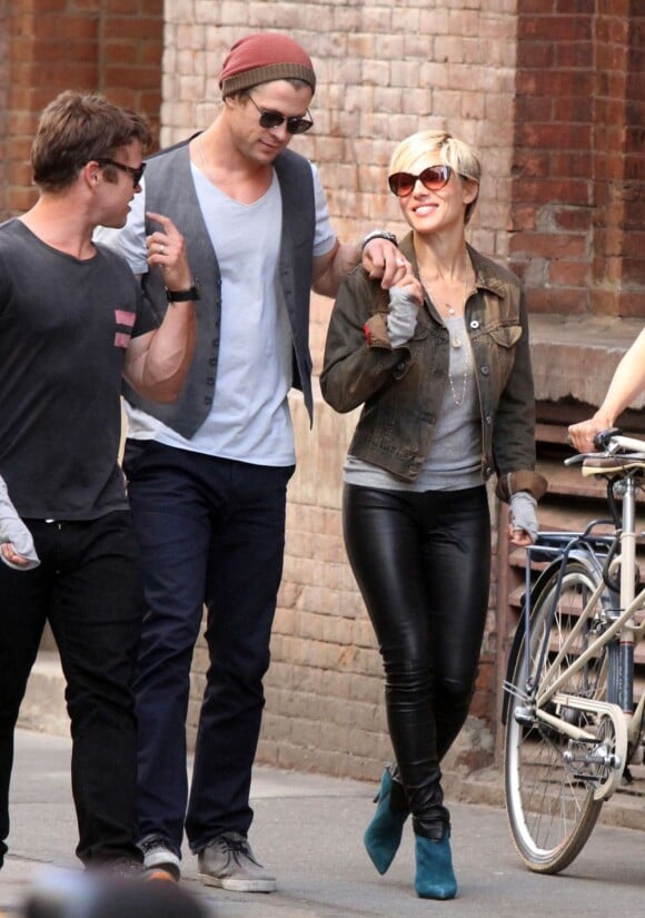Chris Hemsworth et sa femme Elsa Pataky se baladent à New York, le 8 avril 2013. Ils sont accompagnés du frère de l'acteur, Luke Hemsworth et de sa compagne Samantha.