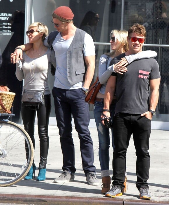 Chris Hemsworth et sa femme Elsa Pataky à New York, le 8 avril 2013. Au premier plan, Luke Hemsworth et sa femme Samantha.