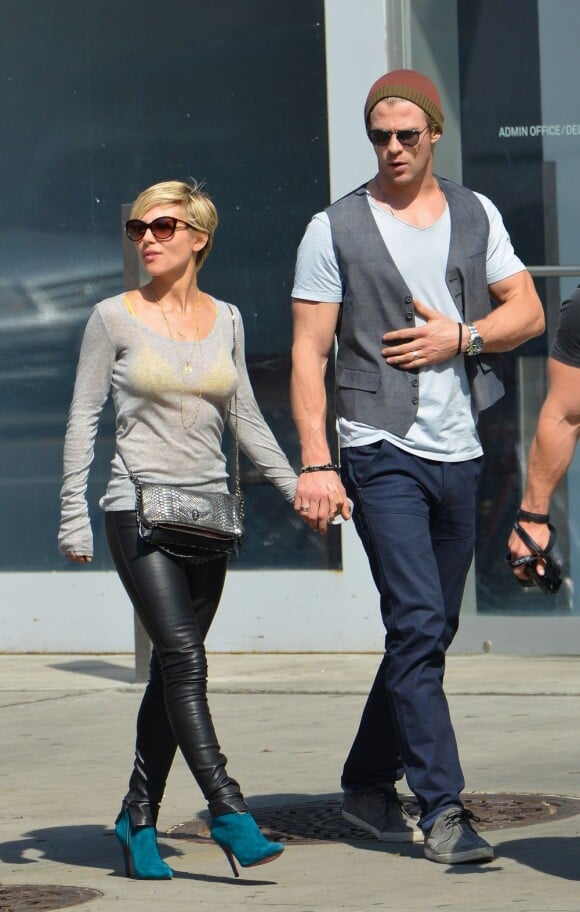 Chris Hemsworth et sa femme Elsa Pataky en balade à New York, le 8 avril 2013.