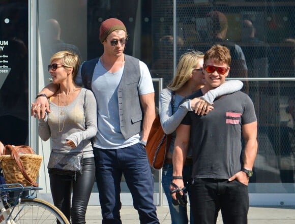 Chris Hemsworth et sa femme Elsa Pataky se baladent avec le frère de Chris, Luke Hemsworth et sa femme, à New York, le 8 avril 2013.