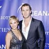 Elsa Pataky décolletée et Chris Hemsworth décontracté en soirée chez Christie's à New York, le 8 avril 2013.