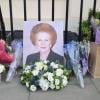 De nombreuses personnes sont venues déposées des fleurs devant la porte de Margaret Thatcher, suite a son décès à l'âge de 87 ans. Le 8 avril 2013 à Londres.